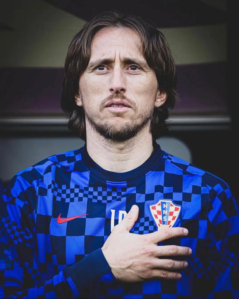 德甲巅峰对决：莱红牛主场阻击拜仁，残阵豪门遇高压考验